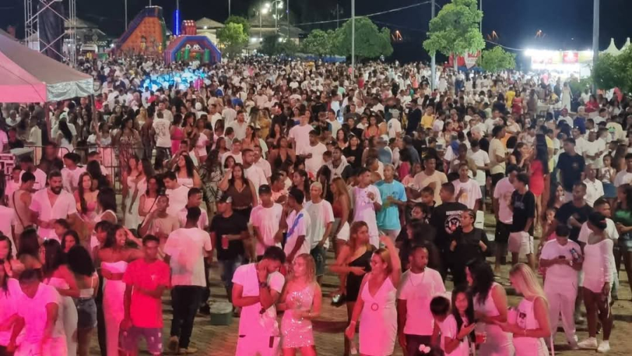 Queima de fogos iluminou Pirapora na grande festa da virada do ano