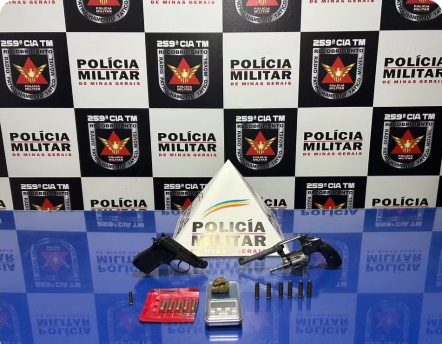 Homem é preso com pistola, revólver e maconha após denúncias de que ele guardava drogas e armas para facção
